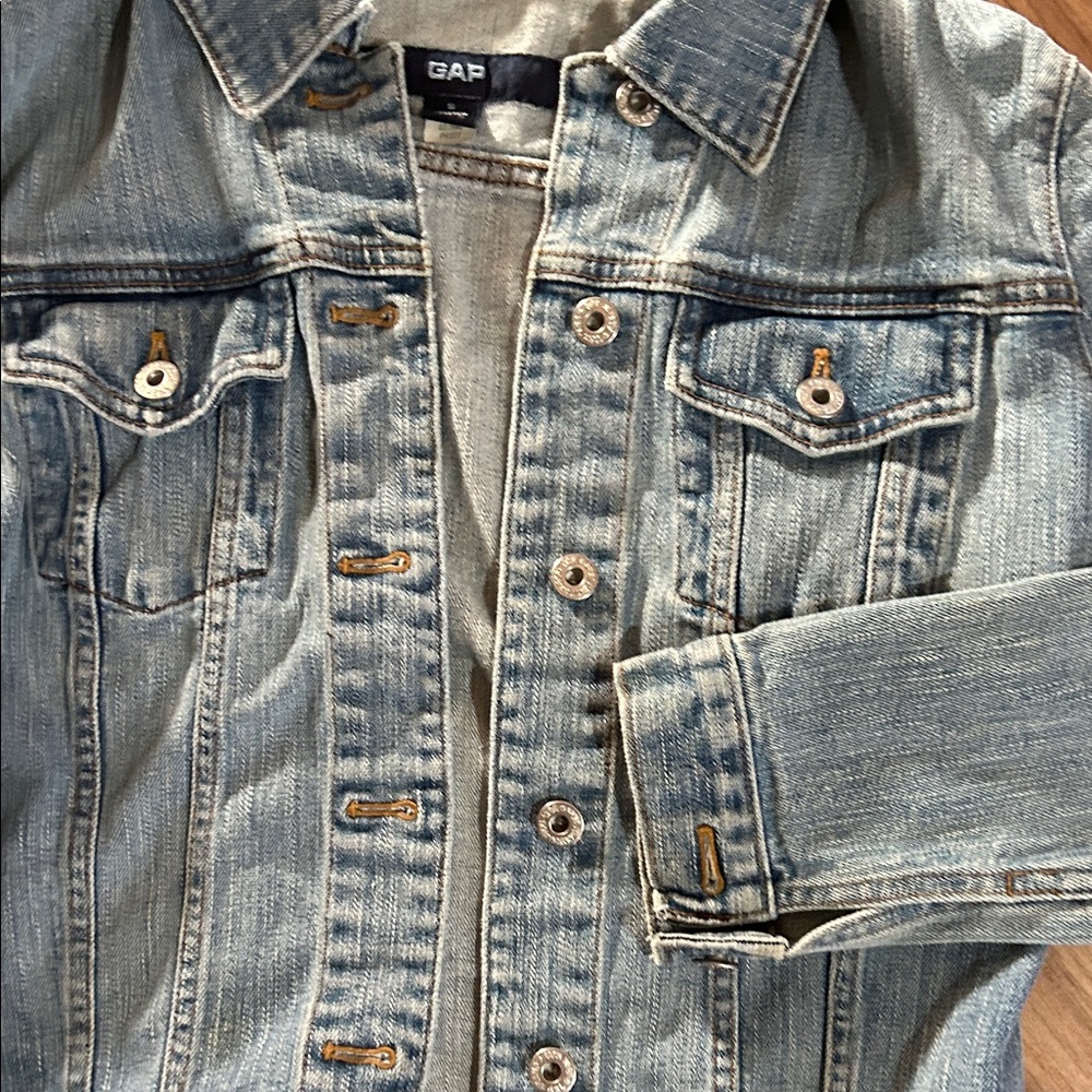 GAP Women's Classic Blue Jean Jacket - Picture 4 of 5